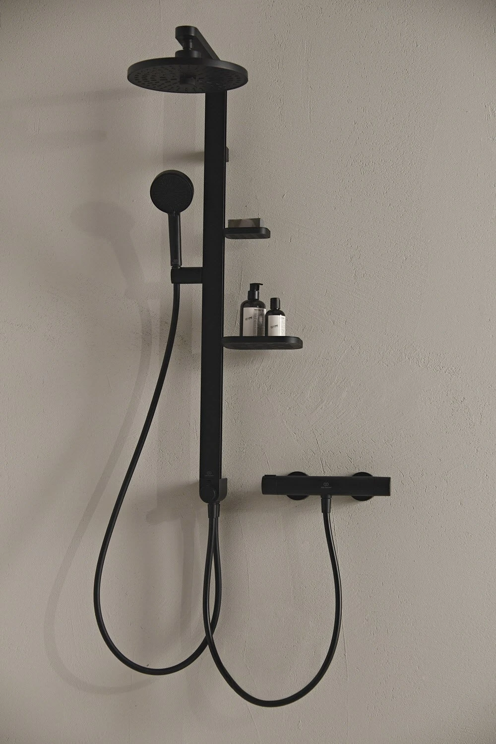 Ideal Standard Alu+ Duschsystem Ohne Armatur, Mit 2 Ablagen, 2-Funktions-Handbrause Und 2-Funktions-Kopfbrause – Bild 4