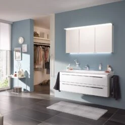 Puris B • Cube Spiegelschrank 140 Cm Mit 3 Türen Und LED-Flächenleuchte