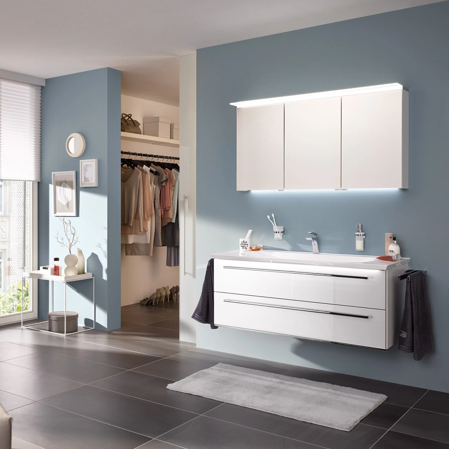 Puris B • Cube Spiegelschrank 140 Cm Mit 3 Türen Und LED-Flächenleuchte